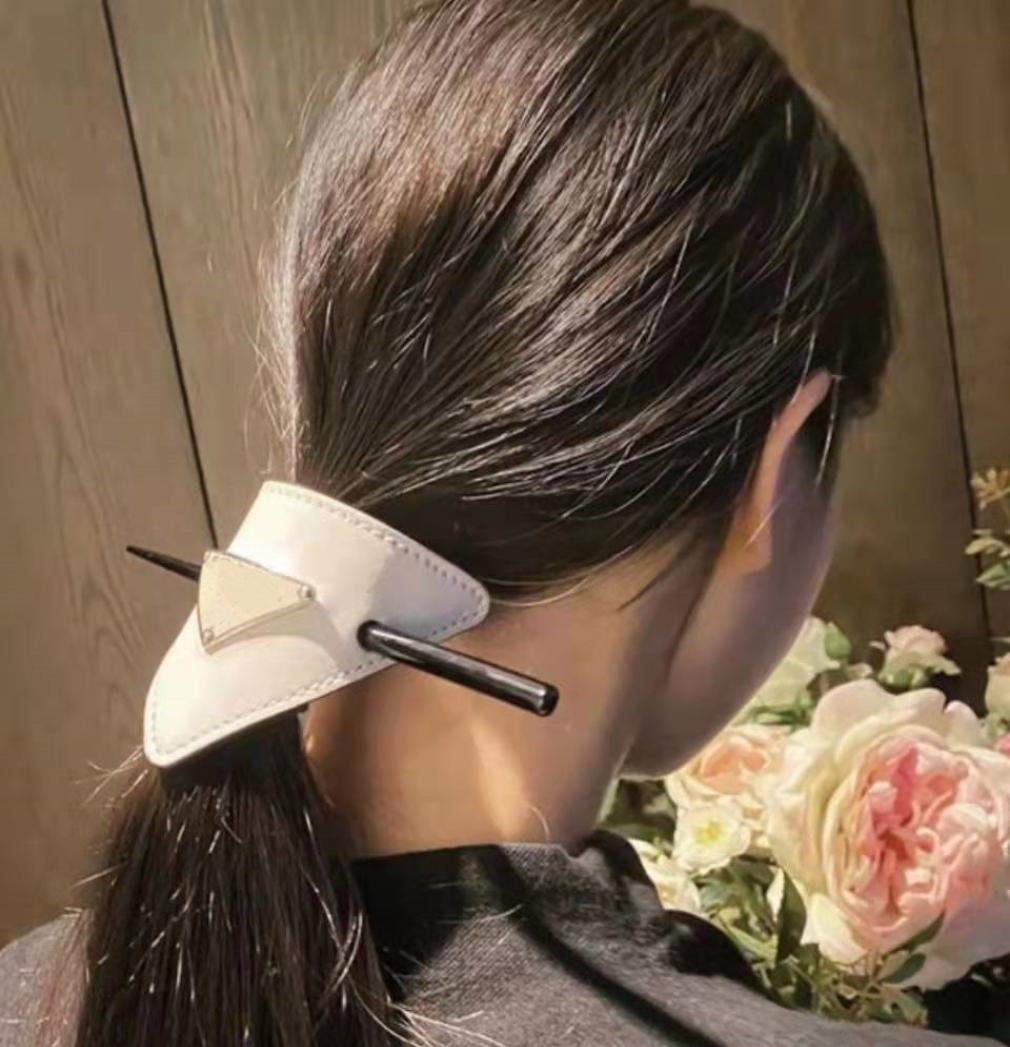 

Luxury Design Headband Hair Band Fashion for Woman Inverted Triangle Letter Designers Jewelry Trendy Personality Supply2327989