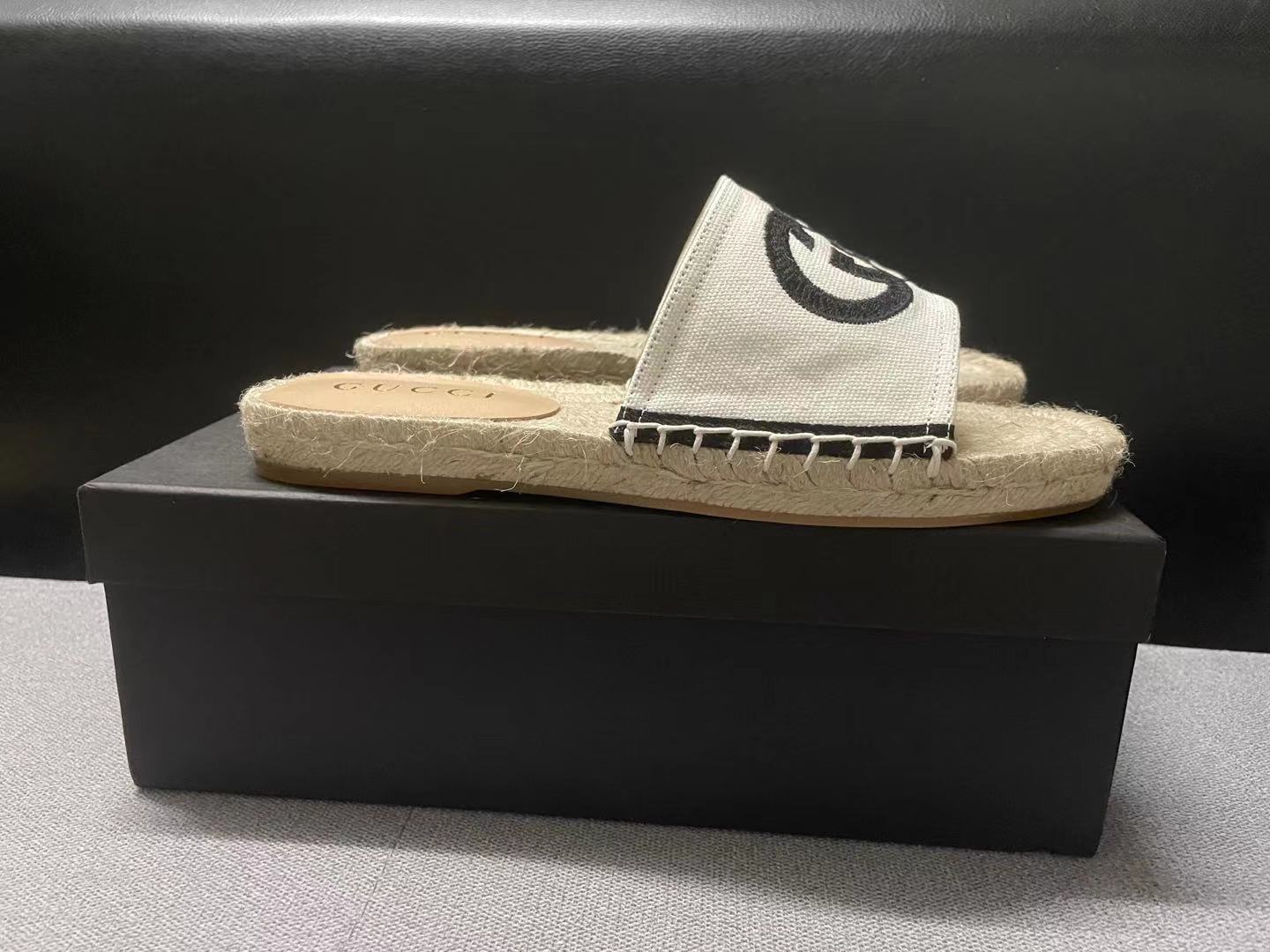 

Luxury Brand Designer Women's Platform Perforated G Sandals Made of Transparent Material Fashion Sexy Cute Sunshine Beach Men's Lace Box