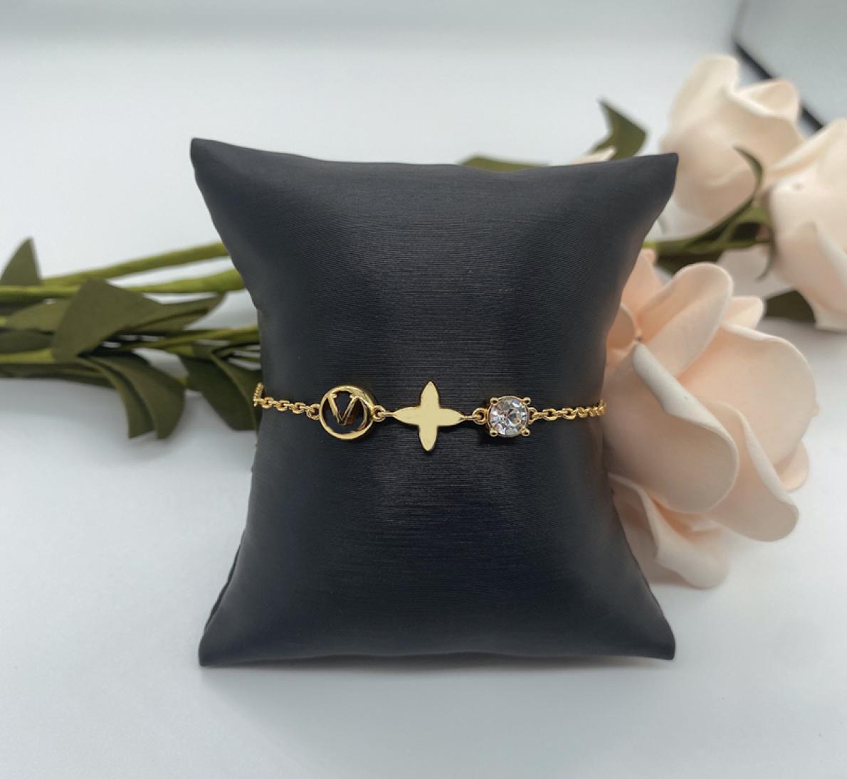 

Gold Bracelet And Pearl Necklace Set Womens Luxury Designer Simple Love Bracelet Heart Charm Jewelry Letter Necklaces1911591, Free