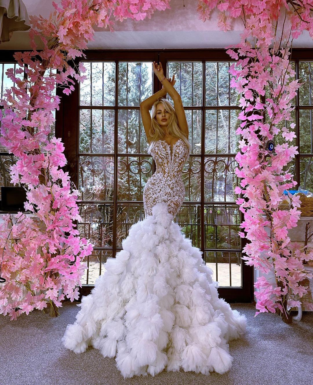 

Sexy Mermaid Wedding Dresses Sleeveless V Neck Hollow Beaded Sequins Appliques Lace Hollow Folds Train Layer Zipper Bridal Gowns Plus Size Vestido de novia Custom, Same as image