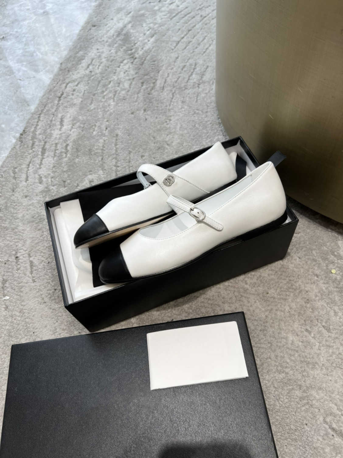 

2023 Dress Shoes Loafers Designer Fashion Color Matching Princess Small Leather Women Luxury Belt buckle C Sandals Evening Party loafers mules, Cnel3161