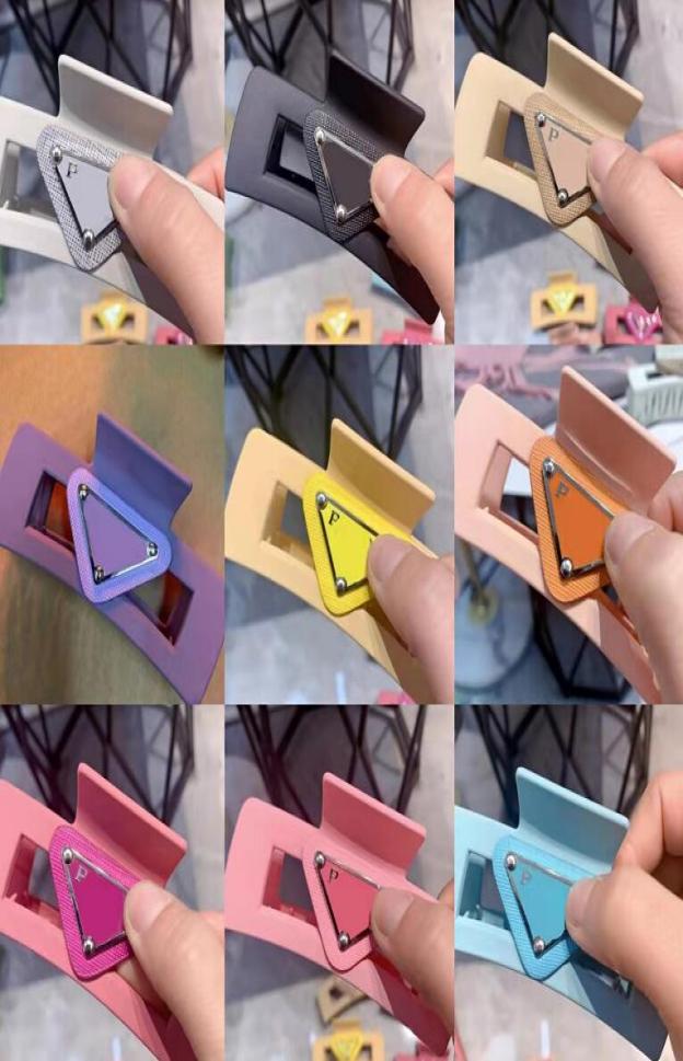 

2022 Fashion Letter Triangle hair Clamps plastic frosted Barrette Temperament Shark Hair Volume Headwear Female9078543