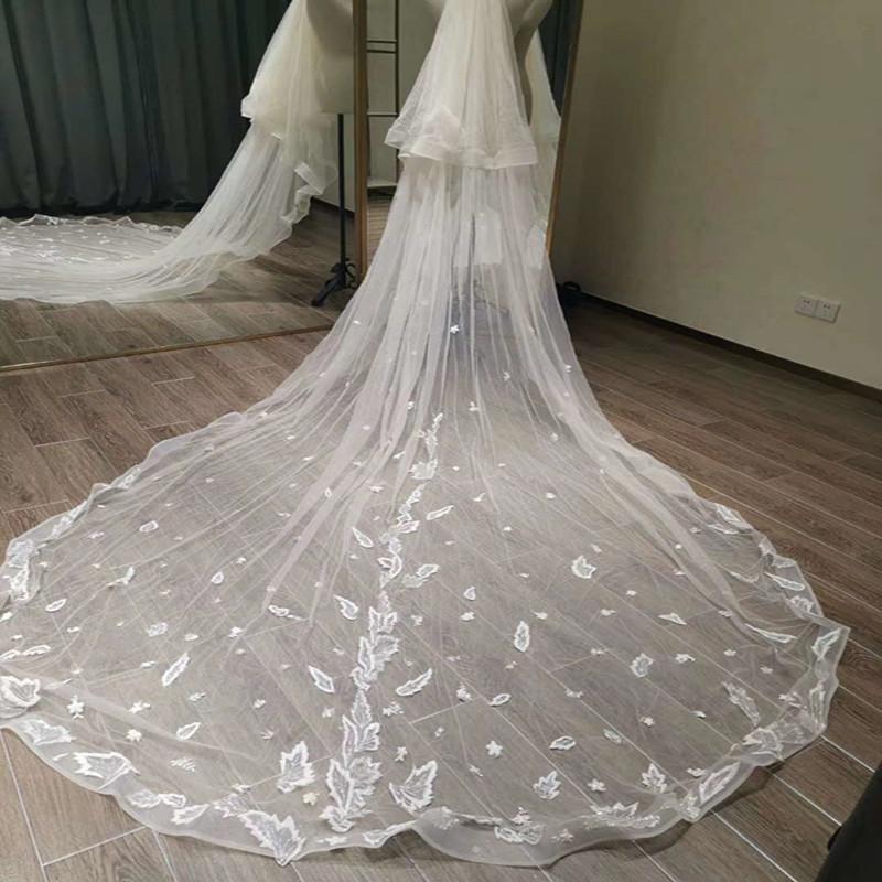 

Bridal Veils Stunning Two-layer Luxury Lace Wedding Veil With Flowers Long Comb Two Colors Available, White