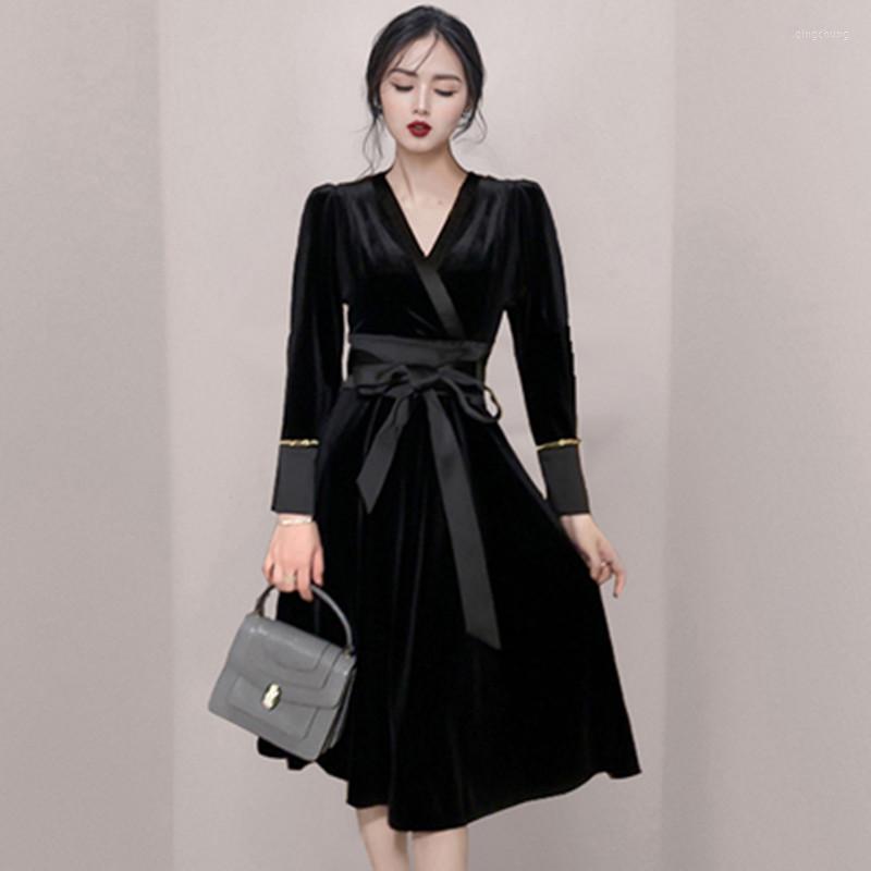 

Casual Dresses Vintage Hepburn Black Lace Up Velvet Dress Women Elegant Patchwork V Neck Long Sleeve Simple Party Winter, Picture color