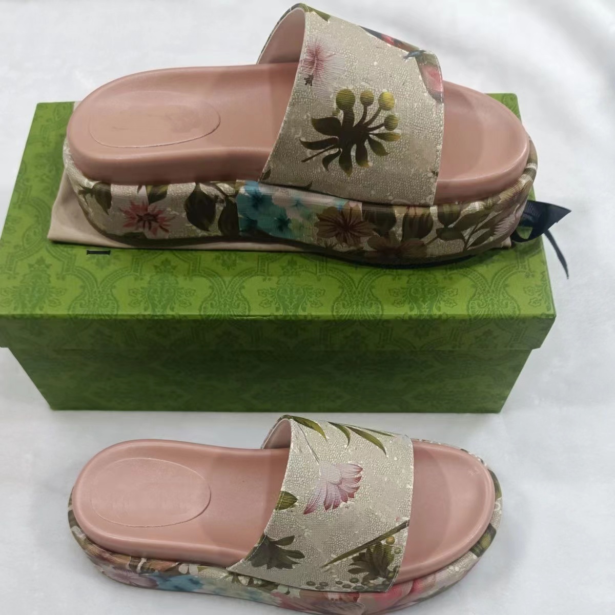 

2023 Fashion all-in-one simple atmospheric slippers sandals women's platform shoes butterfly style white with original box cloth bag