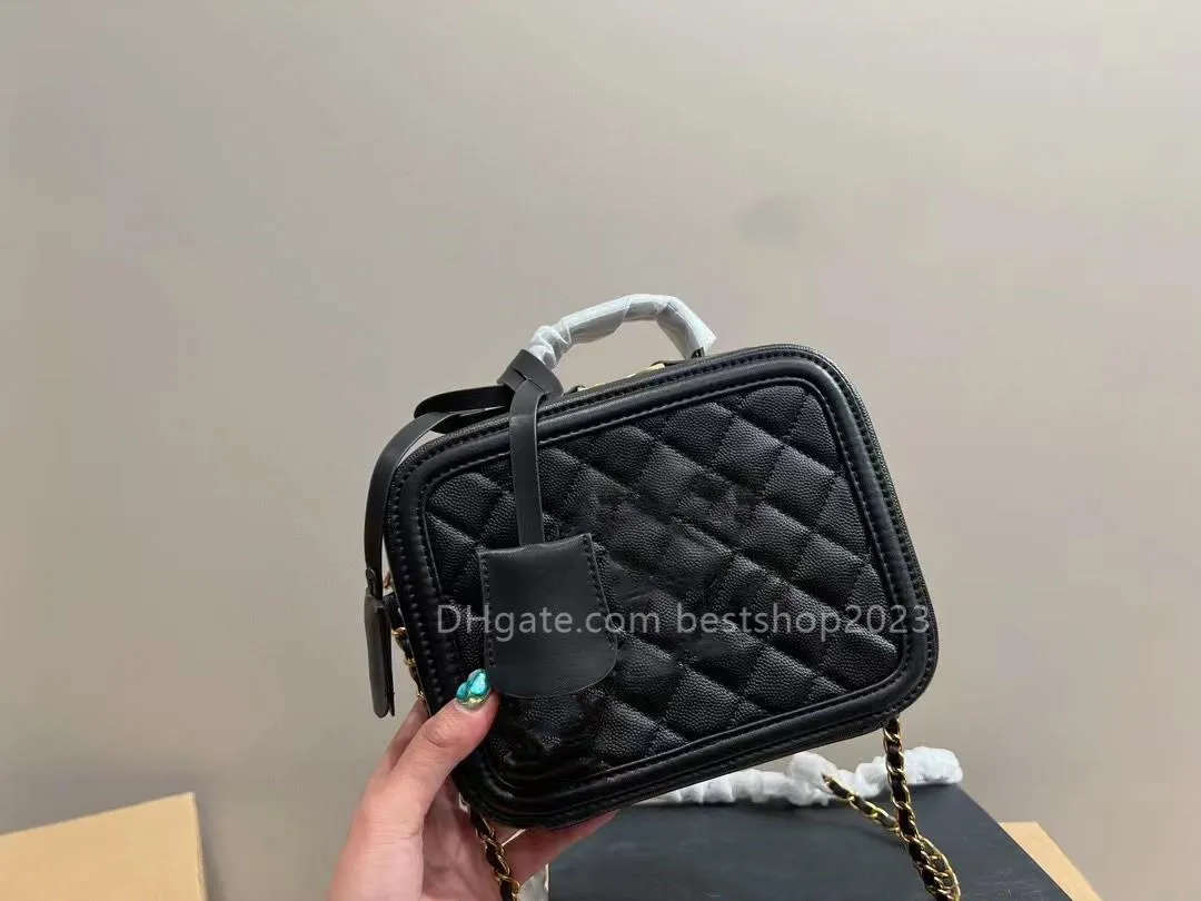 

Small Diamond-Pattern Shoulder Bag with Chain - Modern Retro Style for Cosmetics, Camera and More, Blue