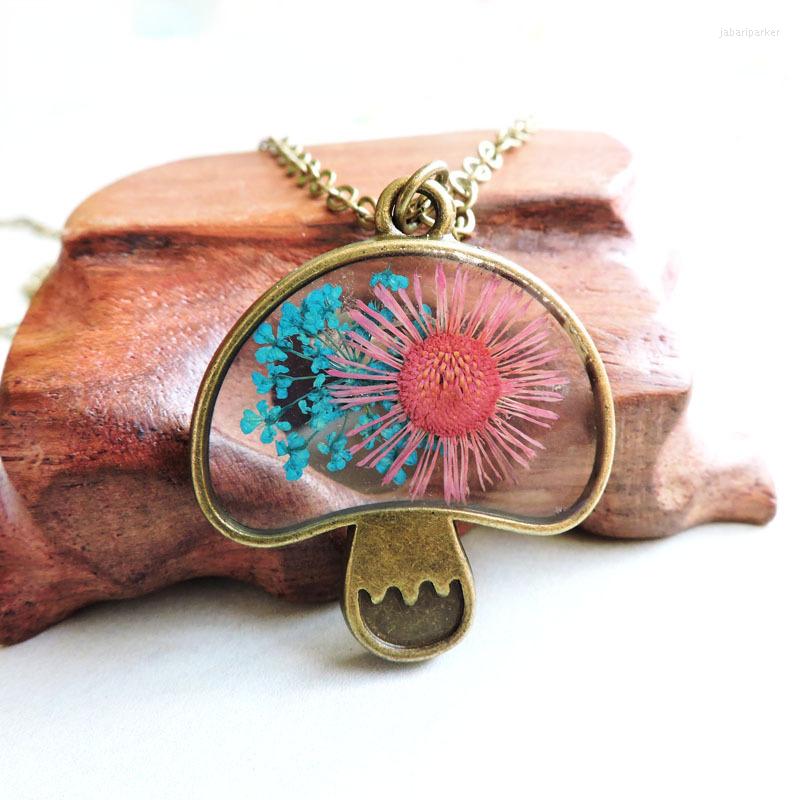 

Pendant Necklaces BONLAVIE Retro Mushroom Necklace Natural Dried Flower Daisy Hand Made Rubber Resin