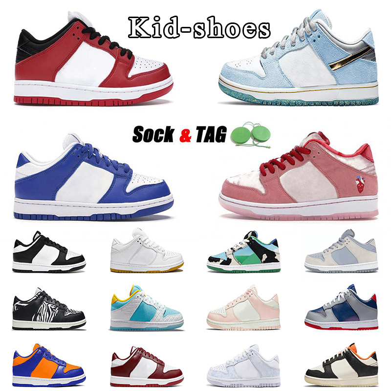 

2023 new top kids shoes chicago strange love holiday special kentucky kids designer men women kids sneakers outdoor running shoes retro black white panda chicago, Socks and tag