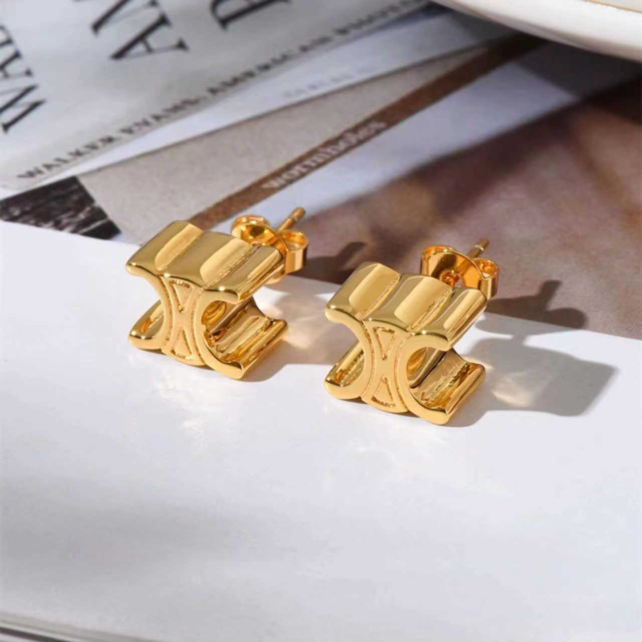 

Charm French Arc de Triomphe classic mini logo earrings light luxury cute versatile gold plated earrings small fragrant sweet cool earrings