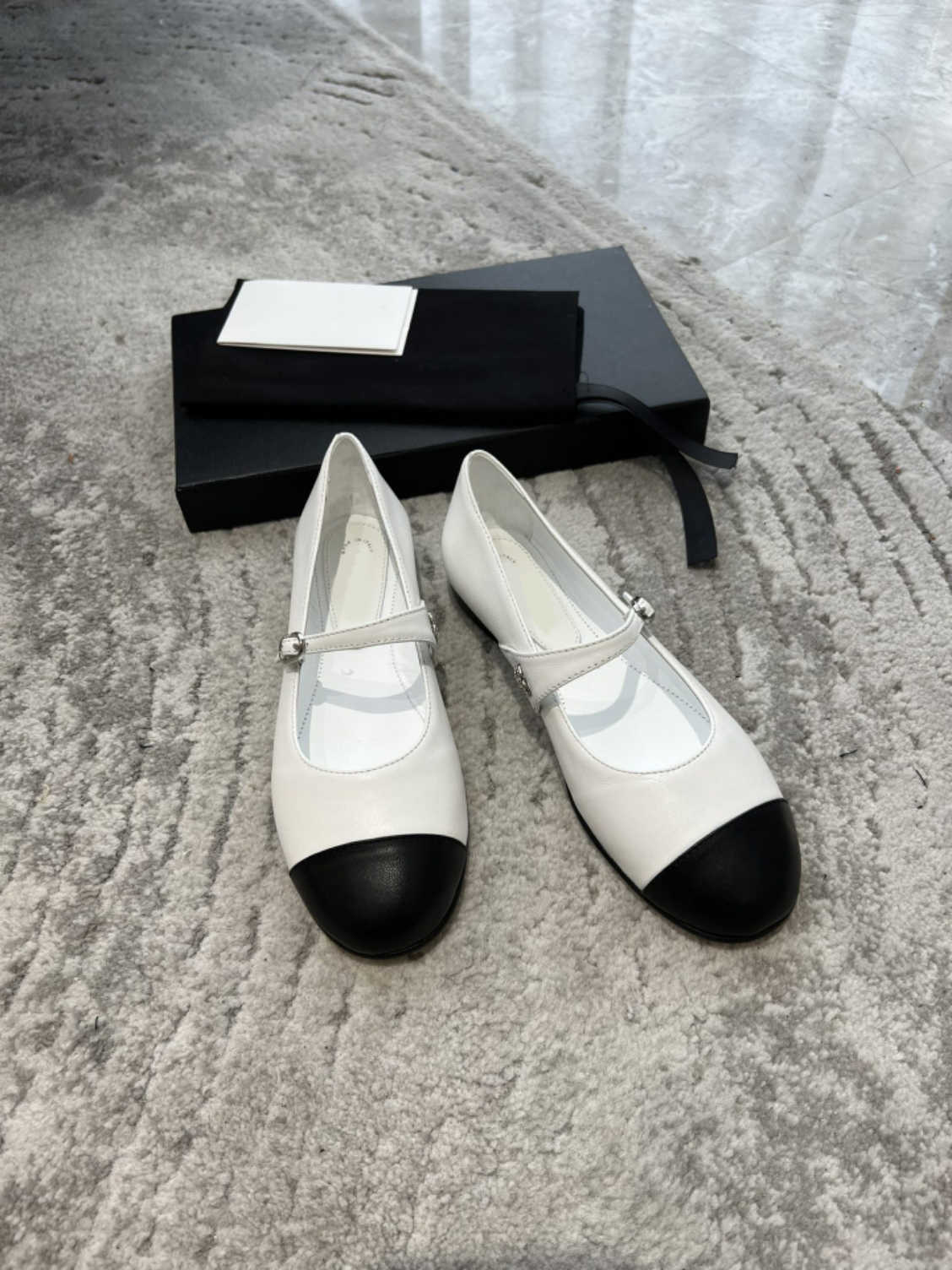 

2023 Fashion designer shoes in spring and autumn shoes Mary Jane Leather color matching women retro Belt buckle C wedding dress leisure flat heel outdoor loafers mule, Cnel3161