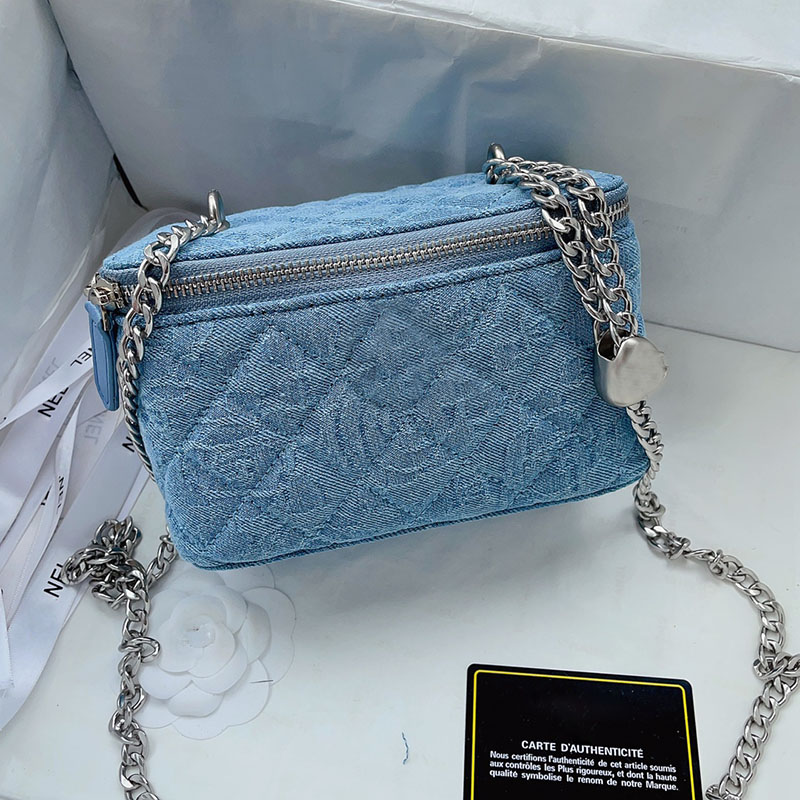 

23P Womens Trendy Denim Vanity Box Bags Silver Metal Hardware Chain Strap Camellia Heart Embossed Buckle with Mirror Versatile Designer Makeup Totes 17cm, Boxs