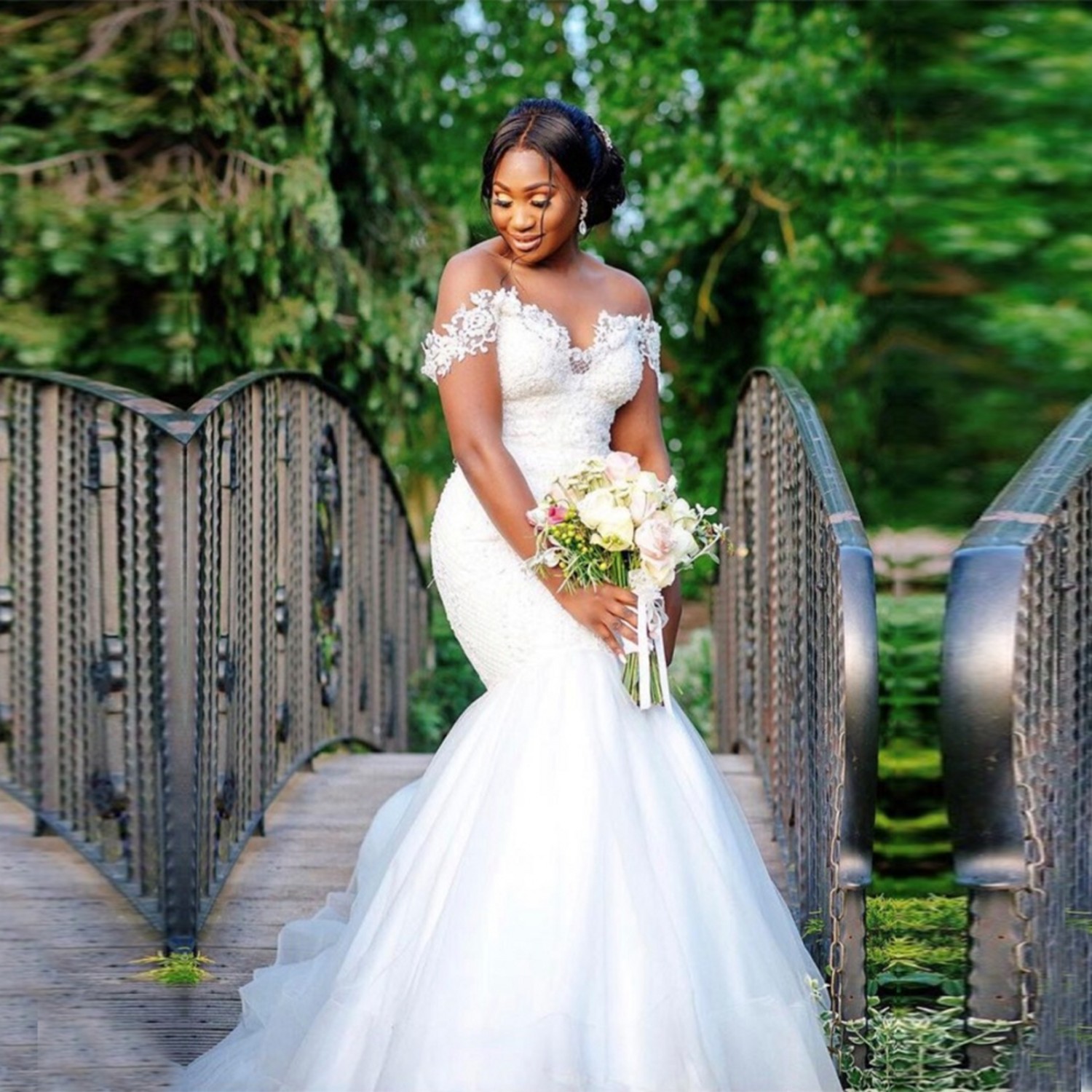 

2023 African Mermaid Wedding Dresses Off The Shoulder Sweetheart Bridal Dress Lace Appliques Pearls Vestido De Noiva, White