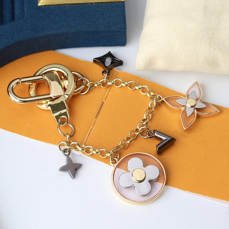 

Luxury Designer Keychain Fashion Classic Brand Key Buckle Letter Design Handmade Gold Keychains Mens Womens Bag Pendant Flower Key Ring Long Chains nice