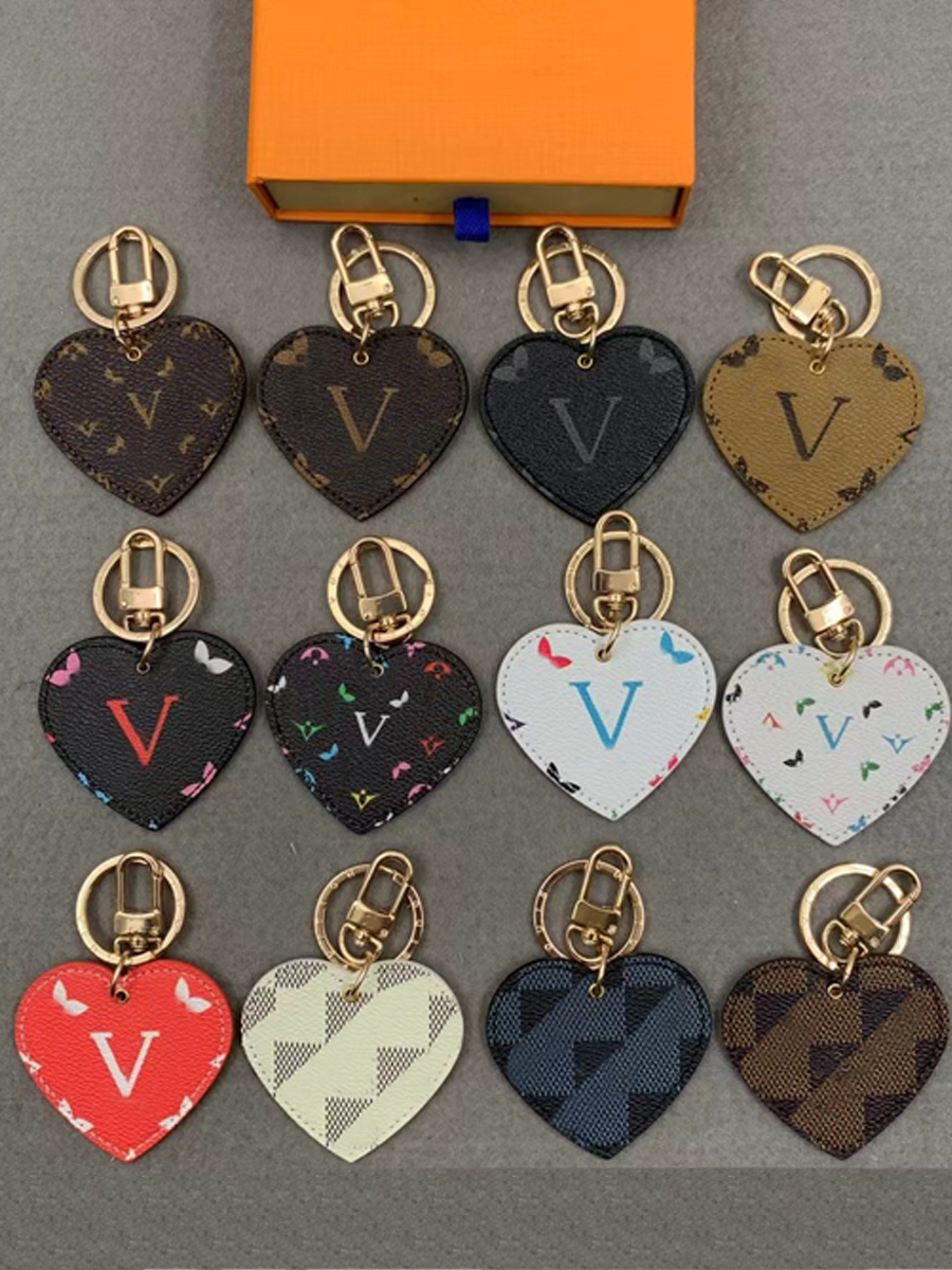 

Designer Brand Keychain Key Chain Men Luxury Heart-shaped 7X Car Keyring Women Fashion Bee Buckle Keychains Handmade Leather Bags Pendant 26YL
