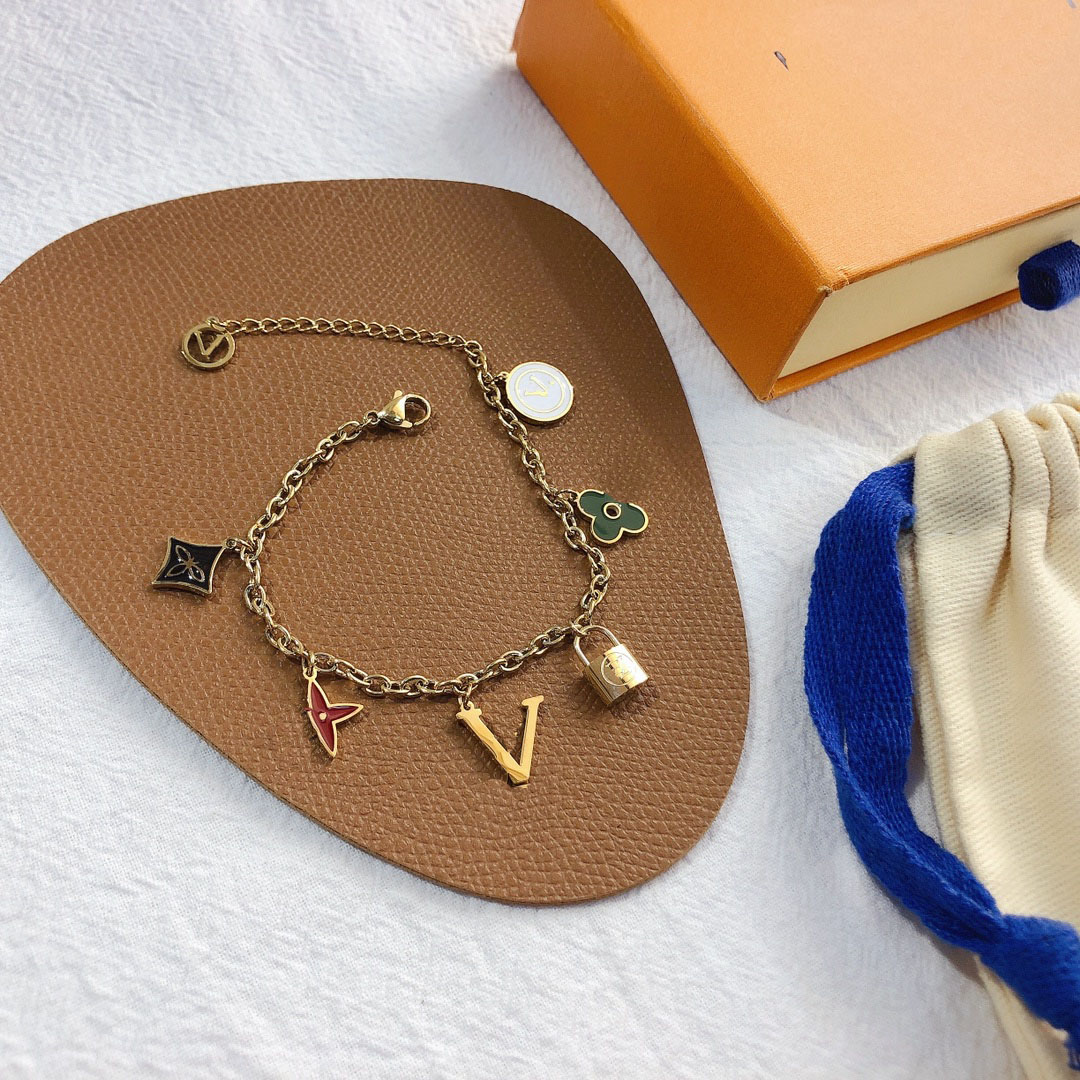 

Fashion 18K Gold Bracelet chain Girl Letter Bracelet RomanticDesign Jewelry Clover Bracelet Springtime Simple stainless steel Accessories Gift Bnagle With Box