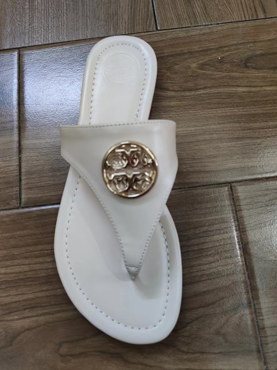 

Women Designer High quality PU Sandals Hollow Pattern Flats Low Heel Slippers Fashion Luxury Slippers Rubber Summer Flip Flops Outdoor Beach Shoes, Gold