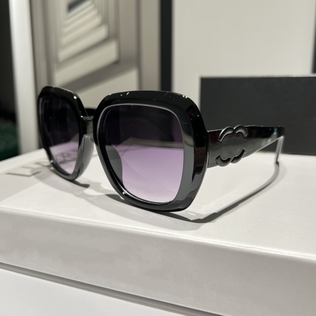 

Luxury Fashion designer Summer Sunglasses For Women 8355 style Anti-Ultraviolet Retro Plate square Full Frame fashion Eyeglasses Random Box