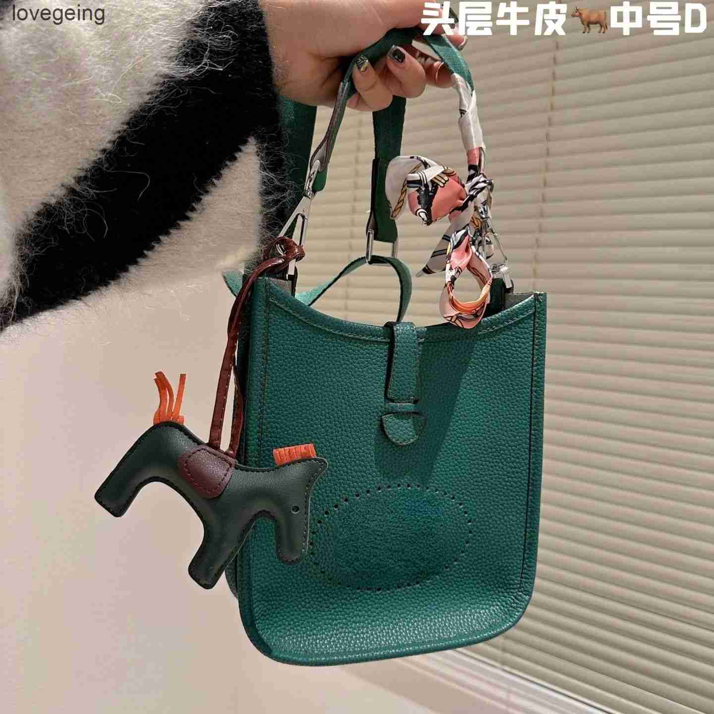 

Designer Bag 2023 Evelynbag Women's Totes Bags High End Top Layer Cow Bucket with Lychee Pattern h Hollow Out Single Shoulder Cross Umv0 With P30K