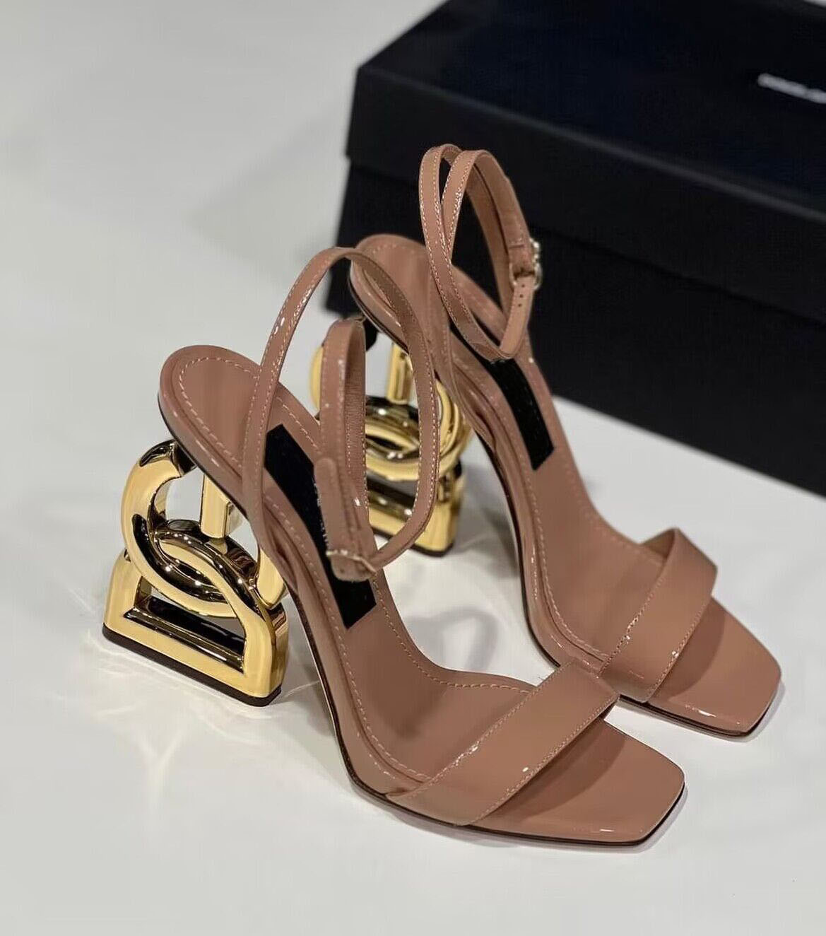 

Summer Luxury Keira Women Sandals Shoes Summer Elegant Polished Calfskin Plated Carbon Heels Party Dress Wedding Lady Summer Gladiator Sandalias