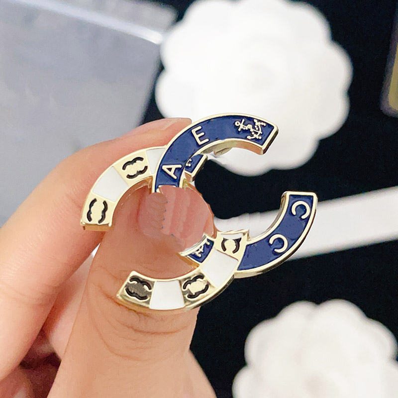 

Brand Gold Designer brooch Womens Gift Love Brooch Fashion Spring New Romantic Letter Pins Brooch Designer Jewelry Pins Wedding Party Couple Accessory With Box