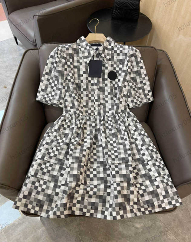 

Summer Dresses Chest Logo Decorative Classic Checkerboard Print Short Sleeve Dress Waist Pleats Design Fashion Casual Joker Maxiskit Womens Dresses 1970