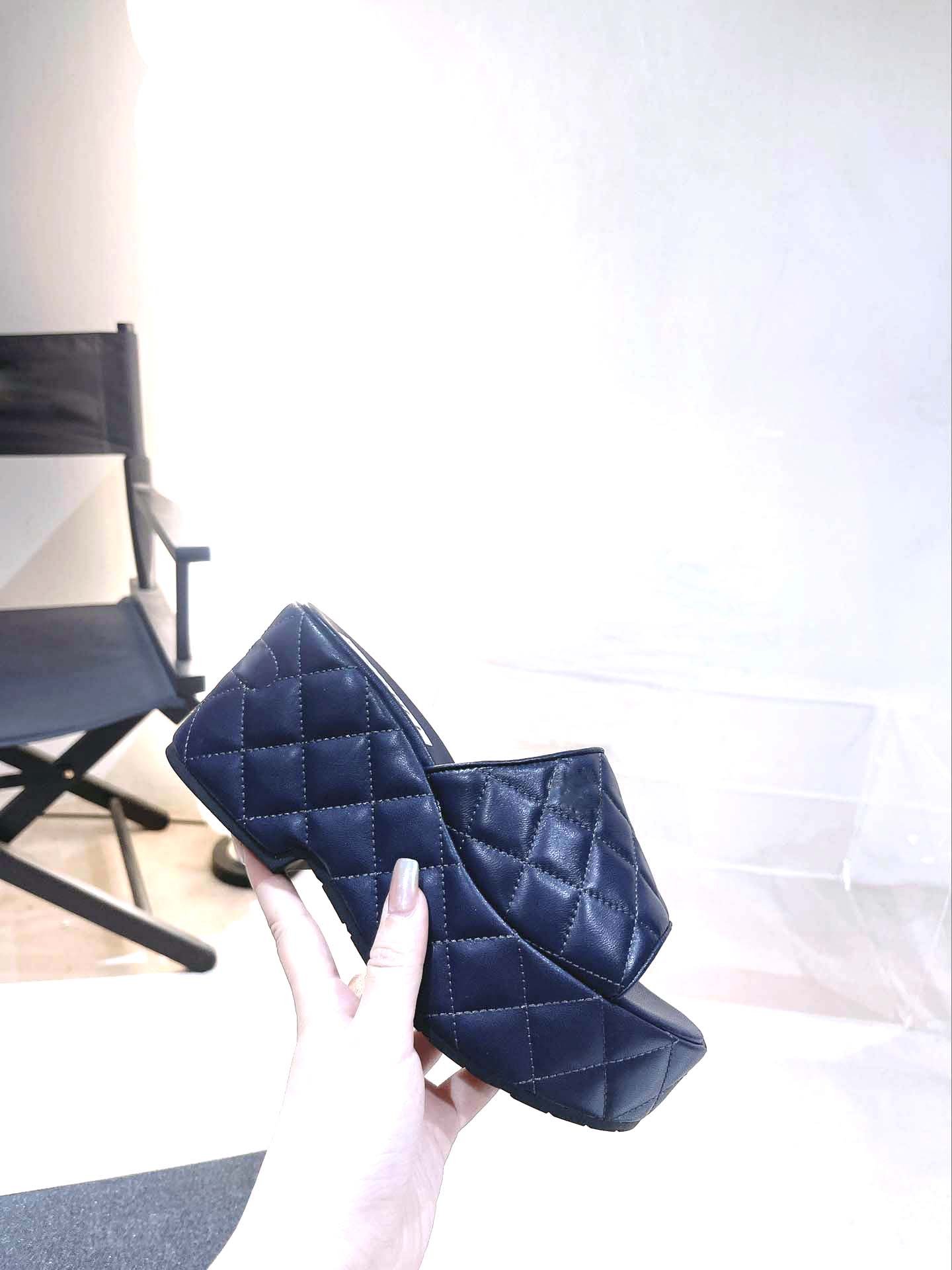 

2023 Women's luxury designer sandals thick sole slippers fashion summer sandals size 35 to 41Summer Women Designer Slide Sandals, Black