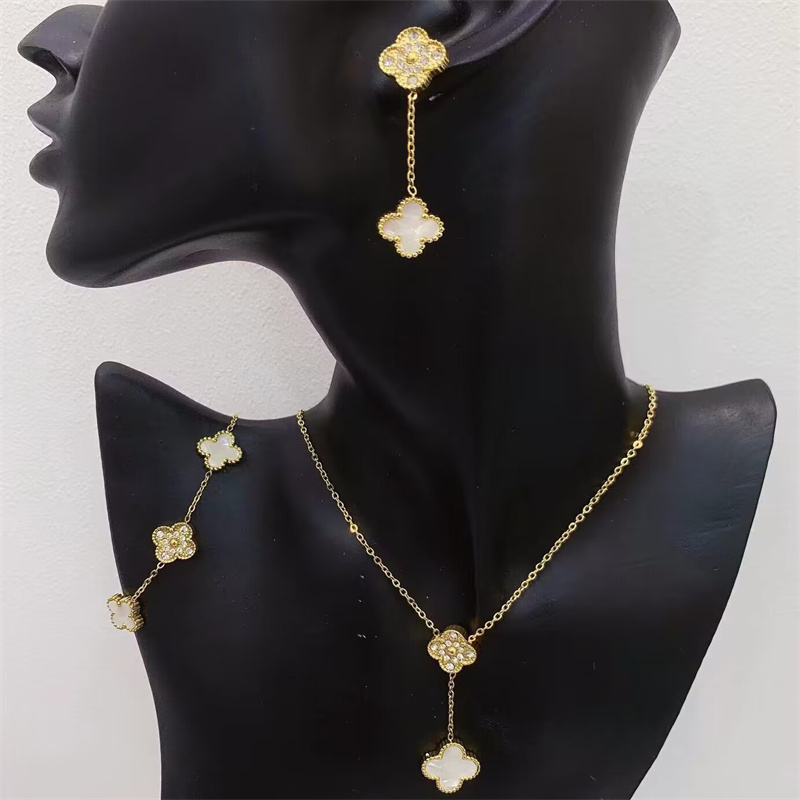 

Luxury Designer Jewelry Pendant Necklaces Wedding Party Bracelets Jewellery Chain Brand Simple Women Ornaments Gold Necklace Three piece set