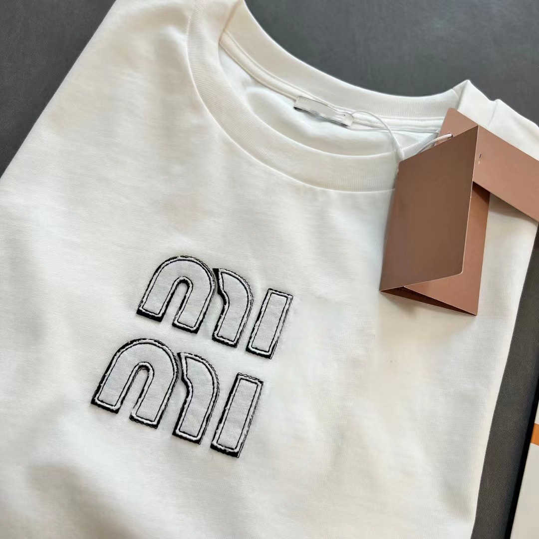 

Women' T-Shirt Top matching second hair MIU 2023 Spring and Summer New Letter Sticker Embroidery Versatile Fashion Short Sleeve Small White T