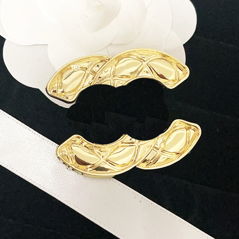 

Designer Embossed Brooch 18k Gold Brooch Vintage Designer Stamp Badge Brooch Women Gift Metal Brooch With Box Springtime Travel Party Accessories Fashion Brand