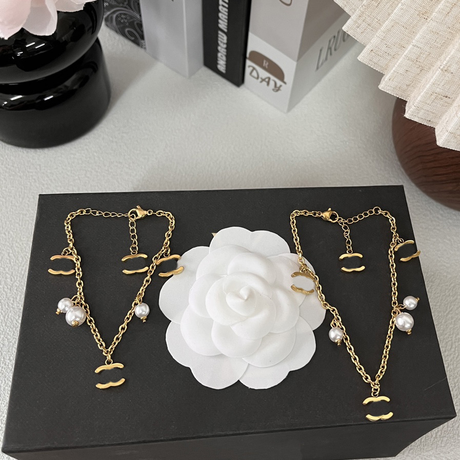 

Chain Designer Bracelets Bangle Pearl Luxury Designers classical Letter 18K Gold Plated Stainless steel Women Wedding Lovers Gift Bangles Accessories Wholesale