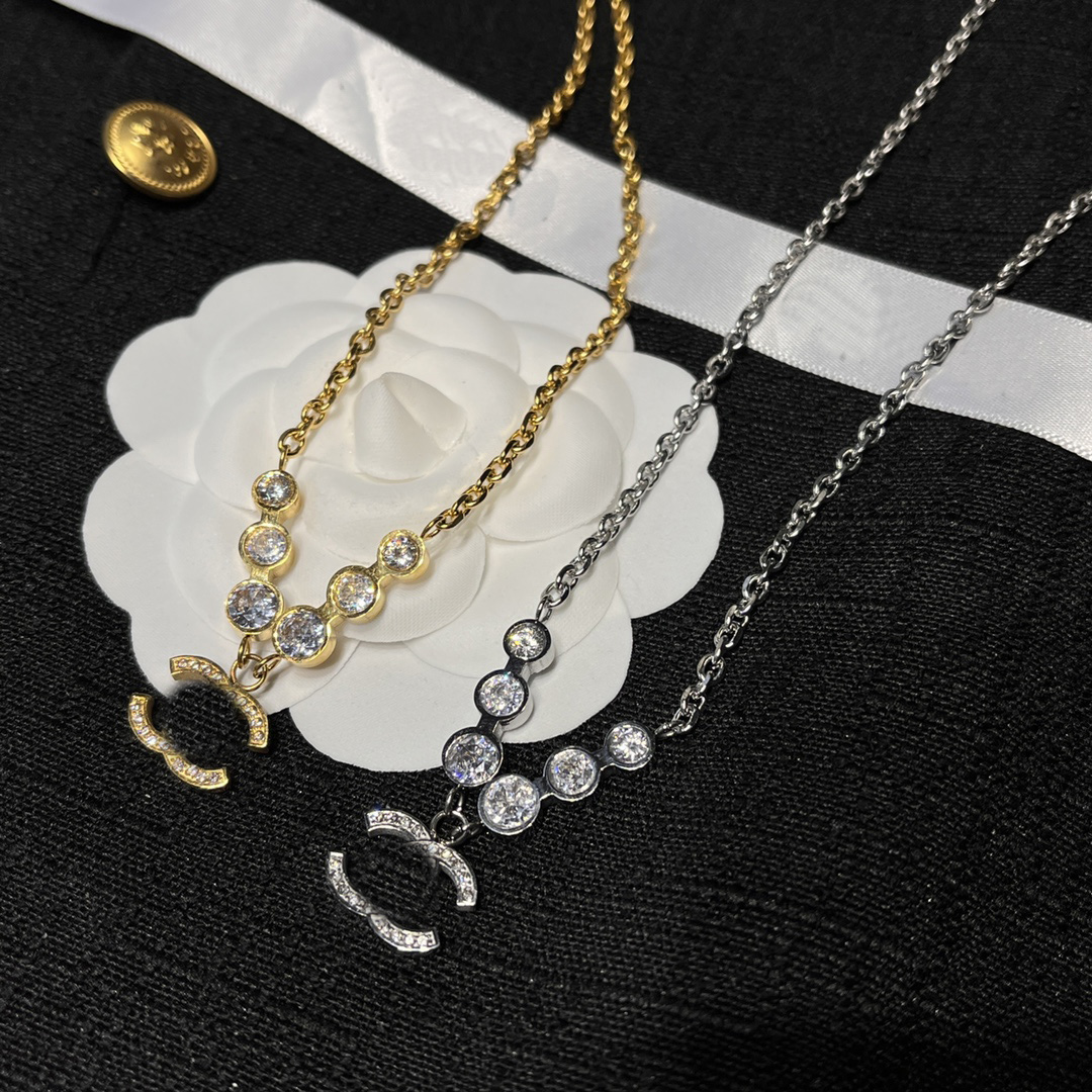

Luxury Designer Pendant Necklaces Diamond Women Necklace Zircon Choker Chain 18K Gold Plated Quality Stainless Steel Letter For Women Jewelry