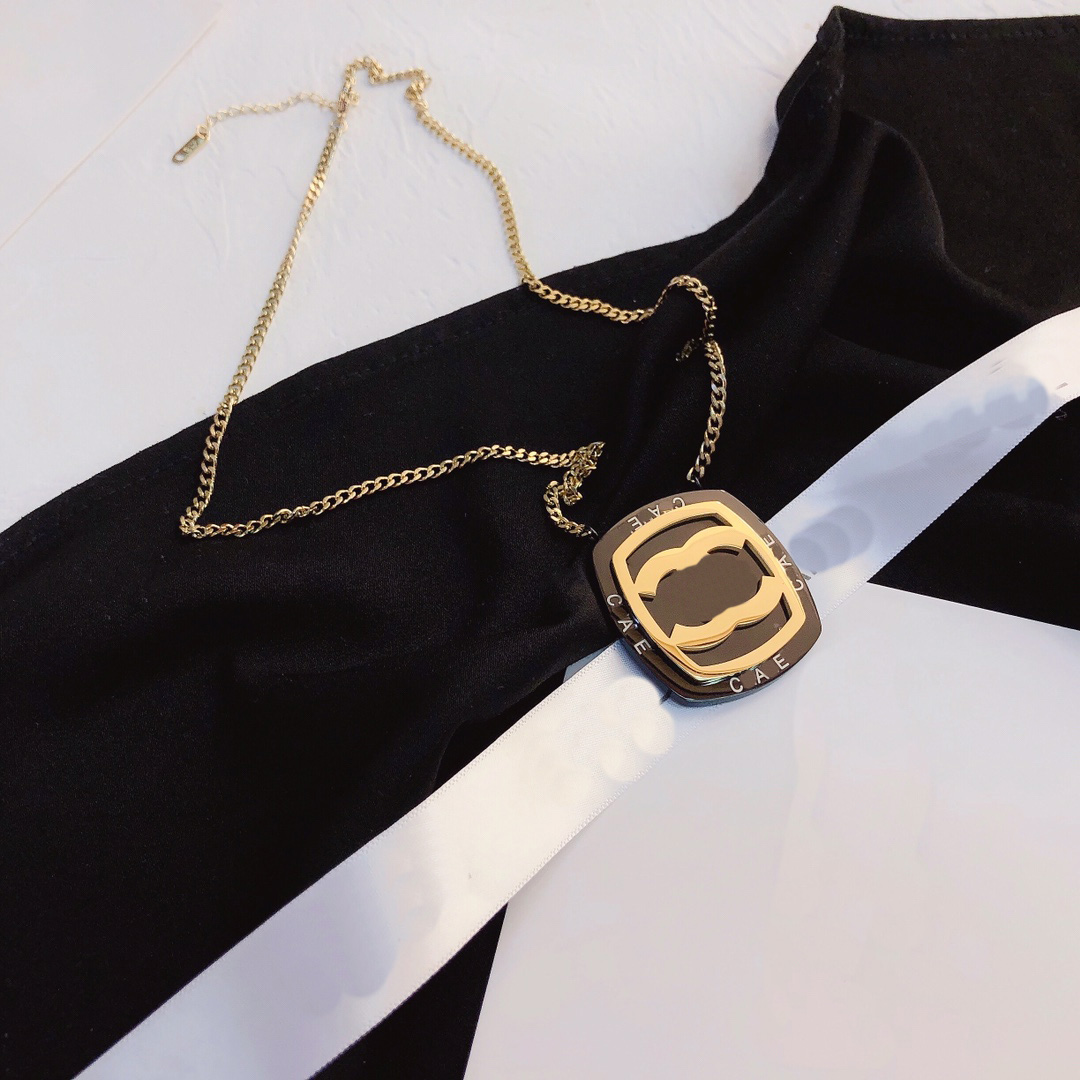 

Luxury Designer Large Pendant Necklaces For Women Black Necklace Choker Chain Gold Plated Quality Stainless Steel Letter For Women Jewelry