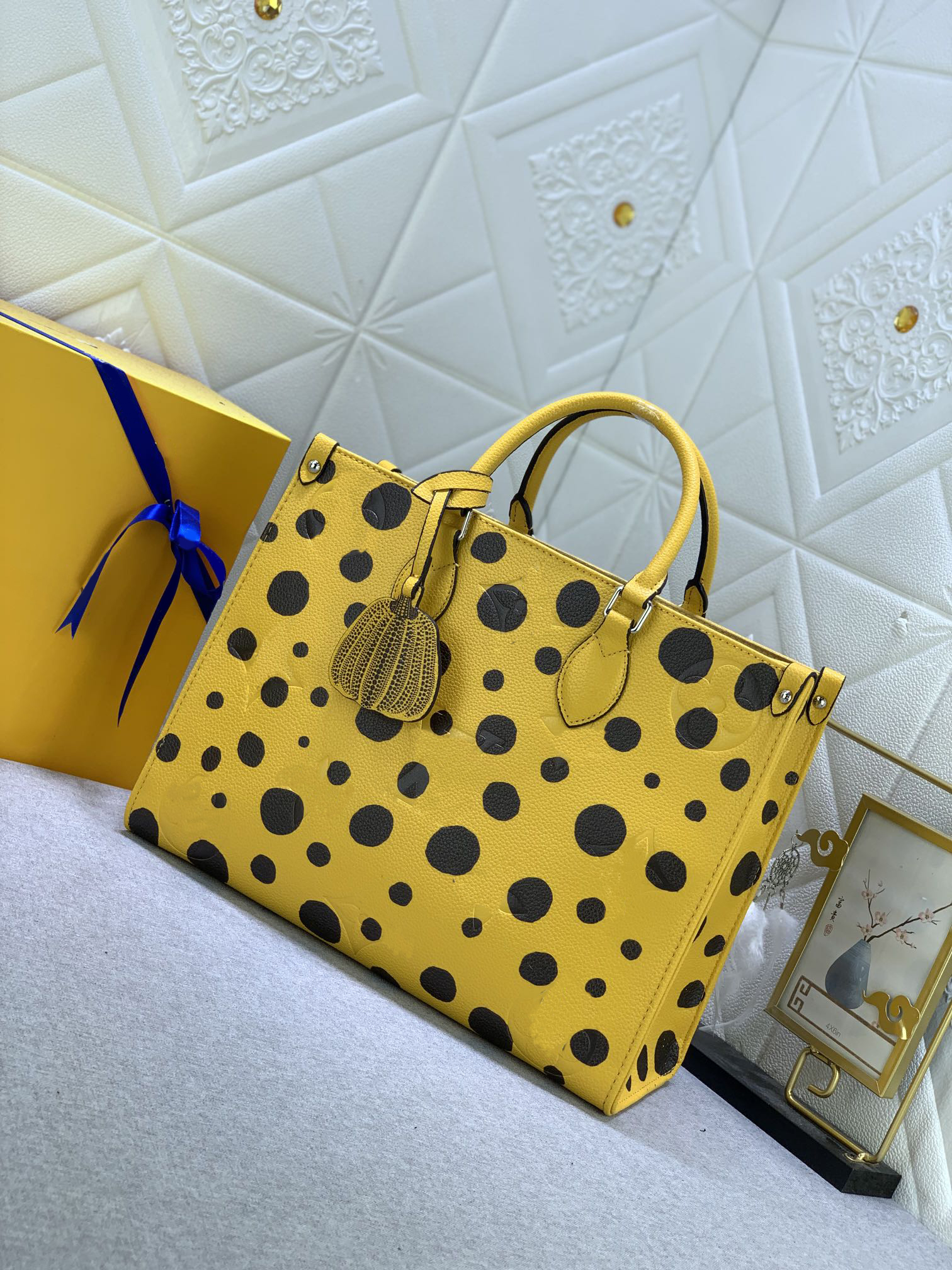 

Luxury OnTheGo 35cm Tote Bag 23SS X Yayoi Kusama Totes Graphic printing Pumpkin Womens Designer Handbags Big Capacity Ladies Shopping Bags, Yellow