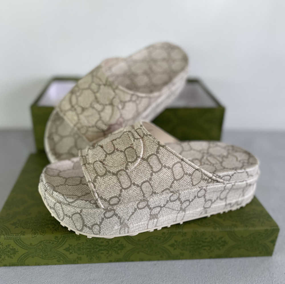 

Anti-slip Luxury Rubber Sandals for Women & Men: Stylish Platform Slides with Thick Flat Bottom - Size 45 & Multi-Seasonal Wear