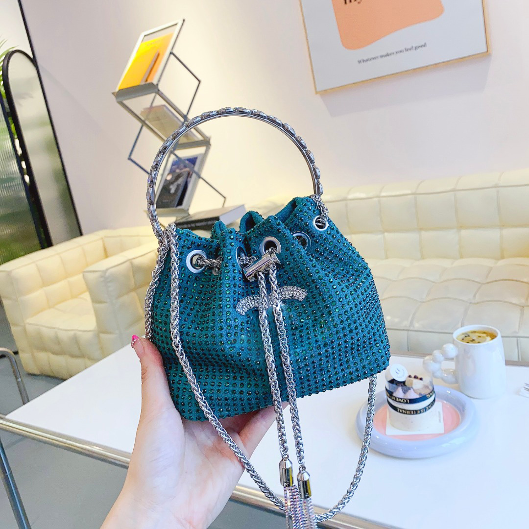 

ChaneI Full Diamond Top Metal Handle Bucket Bag Tote Bags Hangbag for Women Chain Bagss Shoulderbag Tassel Pendant Decoration 17x13x10cm, White