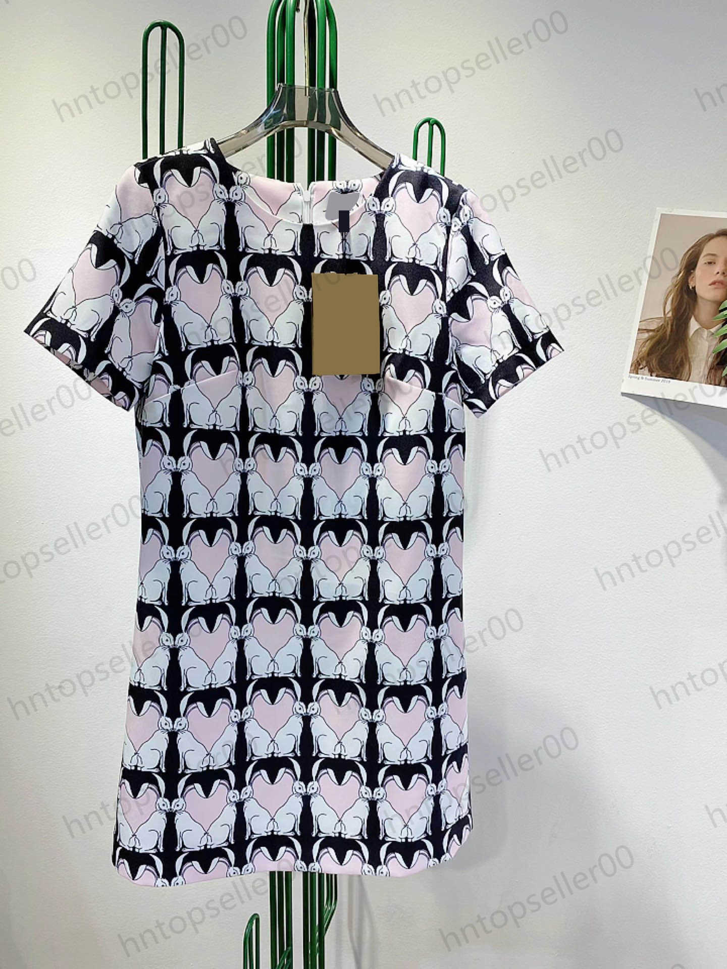 

Luxury Womens One Piece Dress Designer Pink Fashion Casual Loose Fit Little White Rabbit Love Print Straight Sleeve Short Sleeve Dress Twill Acetate Fabric