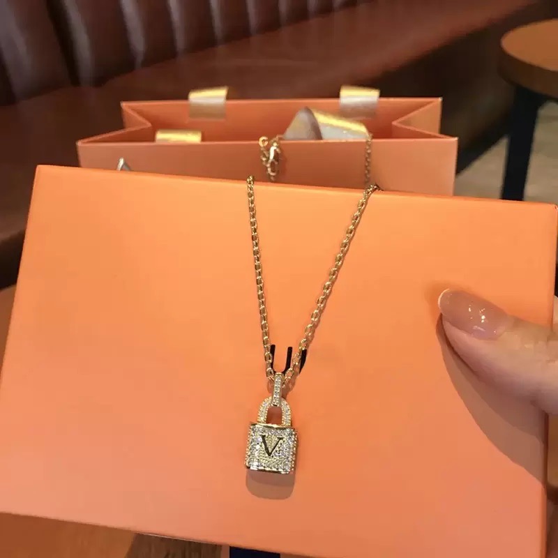 

Luxurys fashion necklace designers Necklaces high quality key chain jewelry couple Pendant