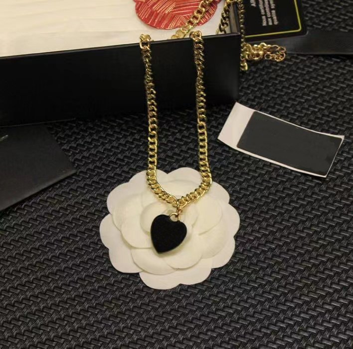 

Fashion Designer 18K Gold Plated Curb Chain Pendant Necklaces Luxury Brand Double Letter Geometric Black Peach Heart Sweater Chains Mens Womens Necklace Jewelry