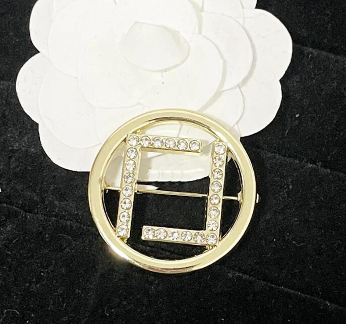

23ss Fashion Brand Letter Designer Brooches High-Quality Letters Hollow Women Men Crystal Rhinestone Pearl Pin Metal Jewerlry Accessories Gift with Figure Stamp