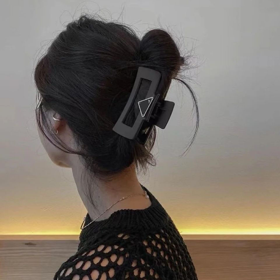 

Luxury Barrettes Designer Womens Girls Triangle P-Letter Hairpin High-Quality Brand Classic Versatile Leisure Hairclips Fashion Black Shark Hairpin Hair Clips