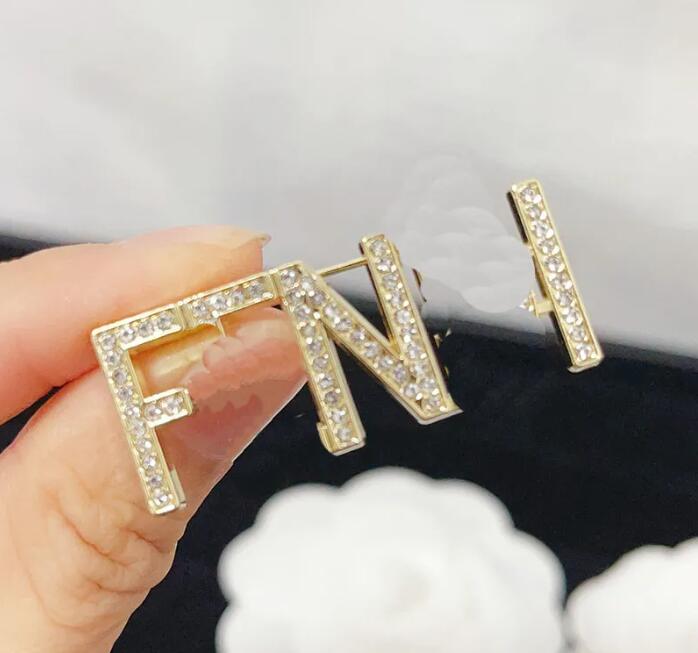 

23ss Fashion Brand Letter Designer Brooches Letters Lapel Pins Hollow Rhinestone Pearl Pin Wedding Party Metal Jewerlry Accessories Gift with Figure Stamp