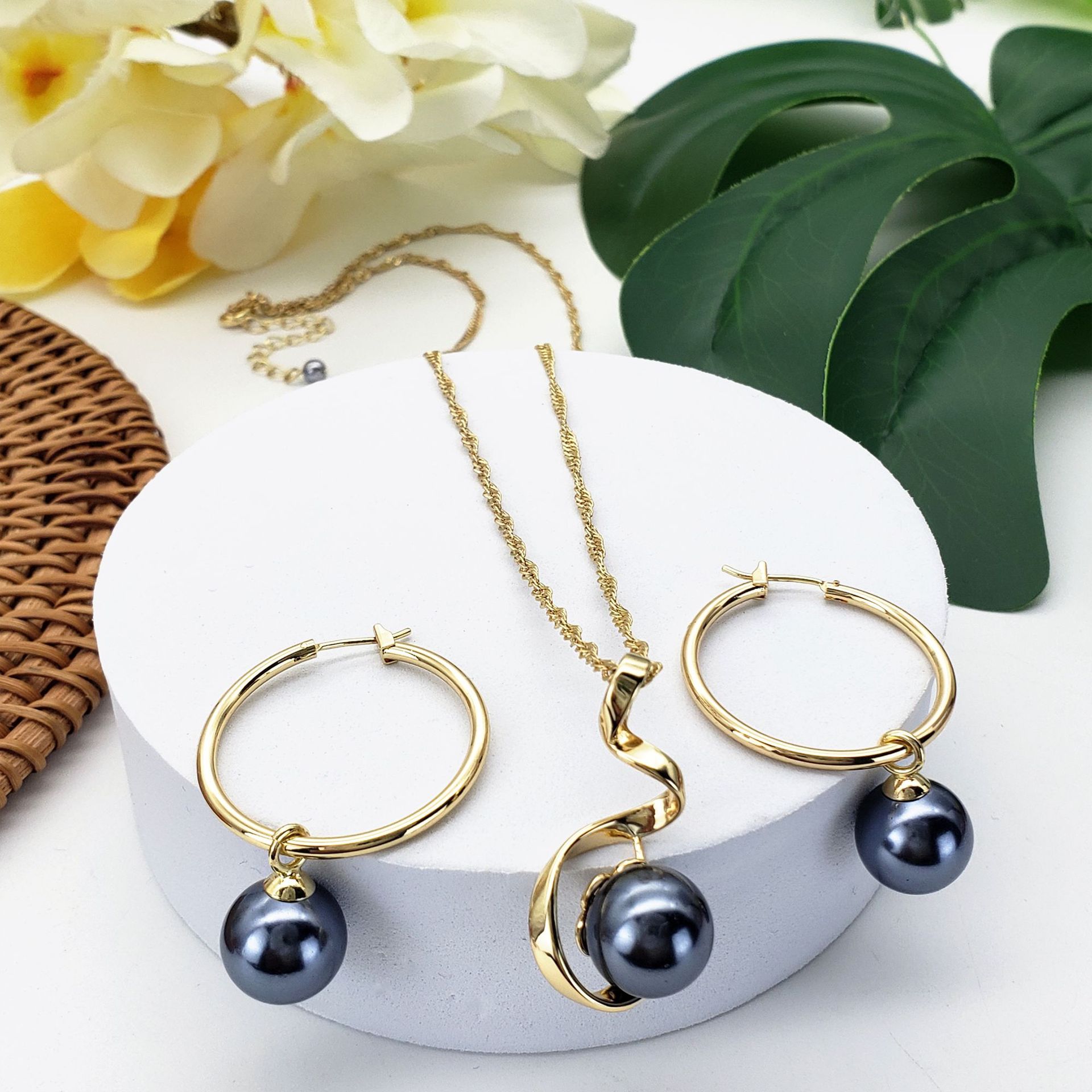 

Modern Hawaiian Jewelry Sets Natural Black Color South Sea Shell Pearl Pendant Necklace Large Circle Hoop Huggies Earrings for Women, Golden