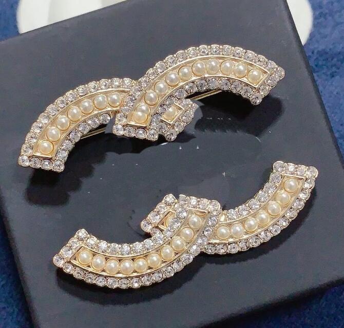 

23ss Fashion Brand Letter Designer Brooches Pins Hollow Women Men Crystal Rhinestone Pearl Pin Wedding Party Metal Jewerlry Accessories Gift with Figure Stamp