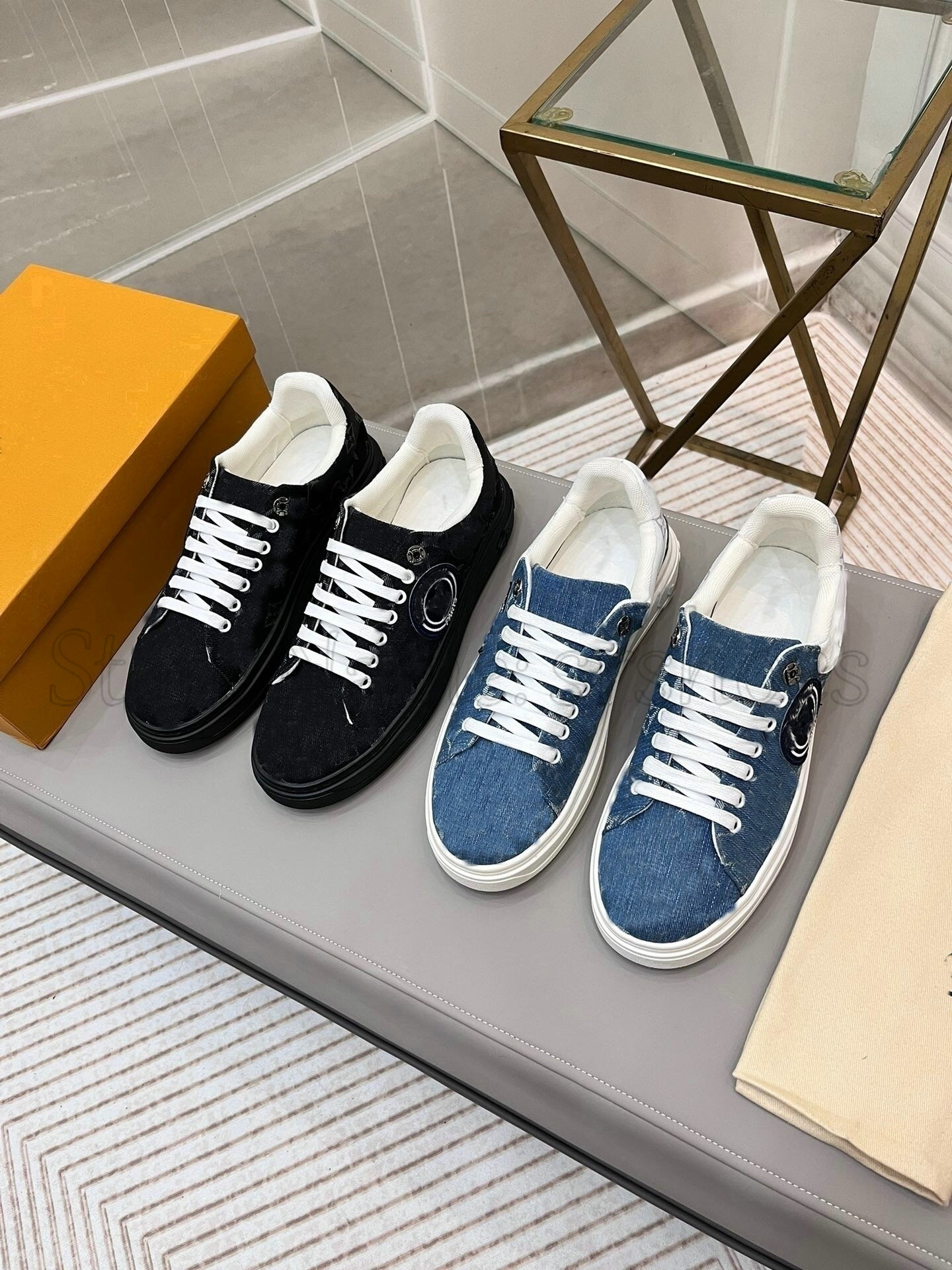 

Designer Time Out Sneaker shoe Flower embossed Low top essentail Casual Shoes Men and Women Treaded Luxurys Rubber Sole genuine leather Classic hokas Trainers, Color 1