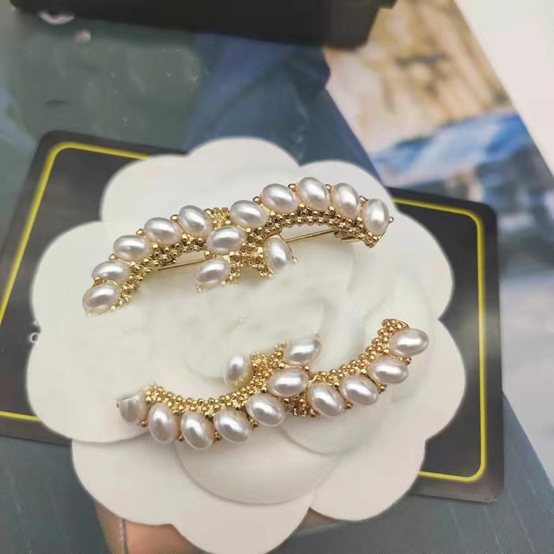 

Luxury Retro Brand Ellipse Pearl Brooch Letter Designer Brooches For Women Charm Wedding Gift High Quality Jewelry Accessorie