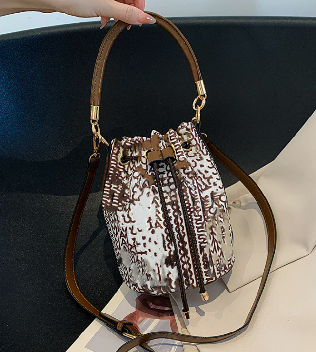 

Designer personality Tethered Portable Bucket bag Fashion fresh shoulder bag Simple design crossbody bags for women, Green