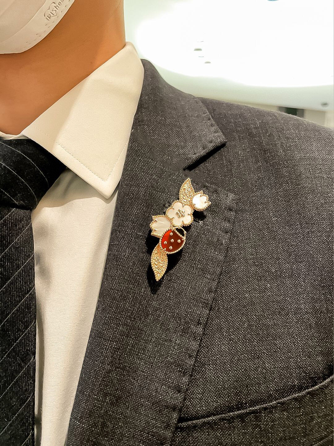 Luxury quality charm brooch wtith white shell beads and red agate color in 18k gold plated have box stamp PS7674A