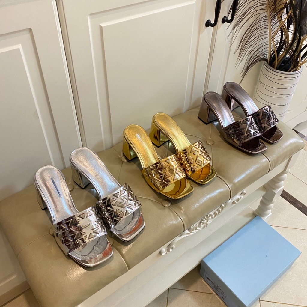 

2023 Summer Women's Slippers - Fashionable Metallic Color from Top Brand, Showcasing Noble Temperament 6.5cm Thick Heels Showcasing Brand Fashion and High-end Taste, Silver