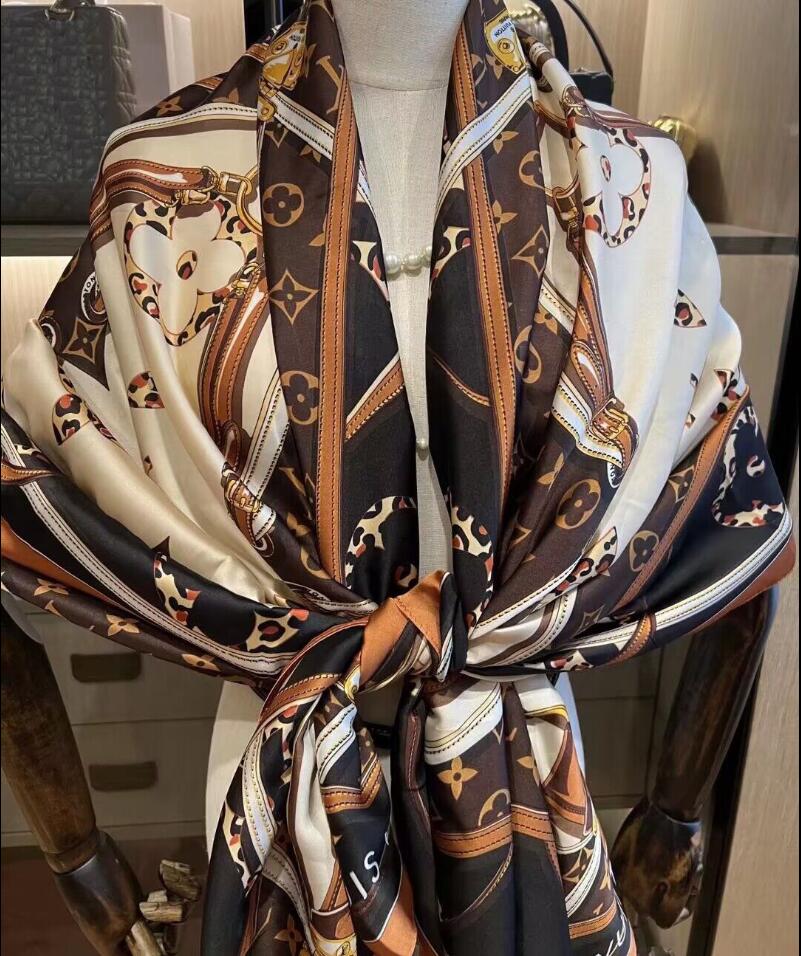 2023 High quality European and American men&#039;s and women&#039;s outdoor travel scarves are very luxurious atmosphere-image-853230387