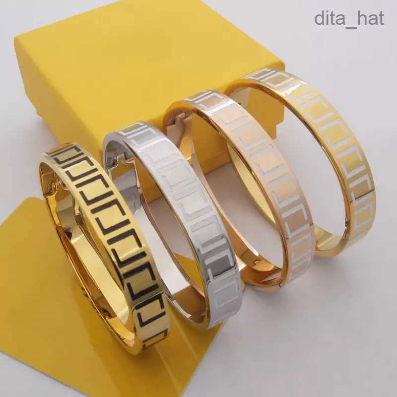 

Europe America Top Designer Jewelry Lady Women Titanium Steel Black/White Enamel Engraved Letter 18K Gold Bangle Bracelet 4 Color
